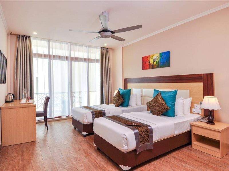 Triton Beach Hotel & Spa 3*